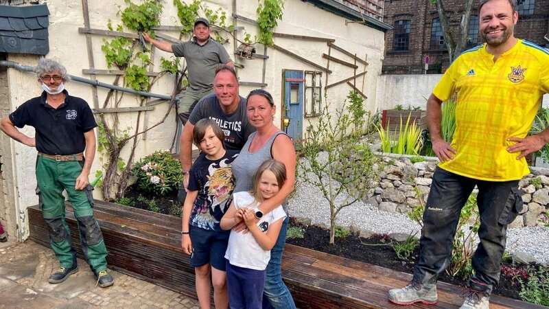 V.l.: Ralf, Henrik, Beetbrüder-Familie Vater Jan, Mutter Sylvia, Tochter Leana und Sohn Tim-Luca; Claus – Bild: TVNOW /​ Tokee Bros.