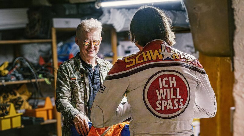 Sabrina und Dennis verliebt auf ihrer Baustelle. – Bild: rbb/​ITV