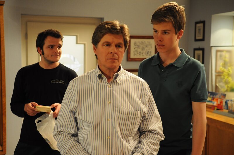 Bamberger ist vollkommen durch den Wind, als er Patrick sieht. Von links: Florian Brunner (Tommy Schwimmer), Roland Bamberger (Horst Kummeth) und Patrick Westenrieder (Lucas Bauer). – Bild: BR/​Jo Bischoff