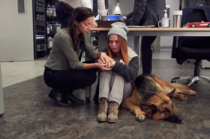 L-R: Sarah Truong (Mayko Nguyen), Sasha (Nataliya Rodina) und Rex – Bild: Shaftesbury/​Pope Productions