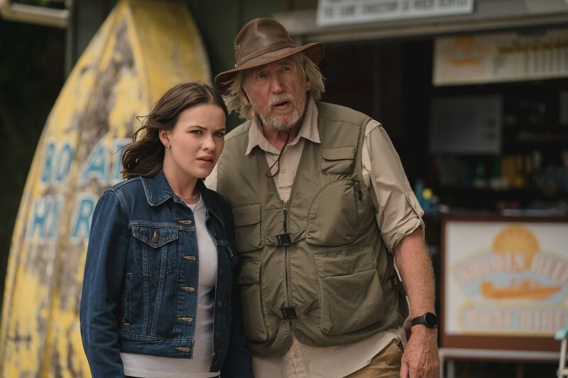 Issie (Macey Chipping, l.) und Gordon (Bruce Phillips, r.) machen am Hafen von Kauri Point eine folgenschwere Entdeckung. – Bild: ZDF/​Matt Klitscher