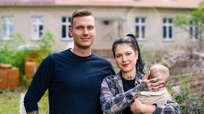 Victoria mit ihrem verlobten Daniel und ihrer gemeinsamen Tochter auf dem Lebenshof. – Bild: rbb/​ITV