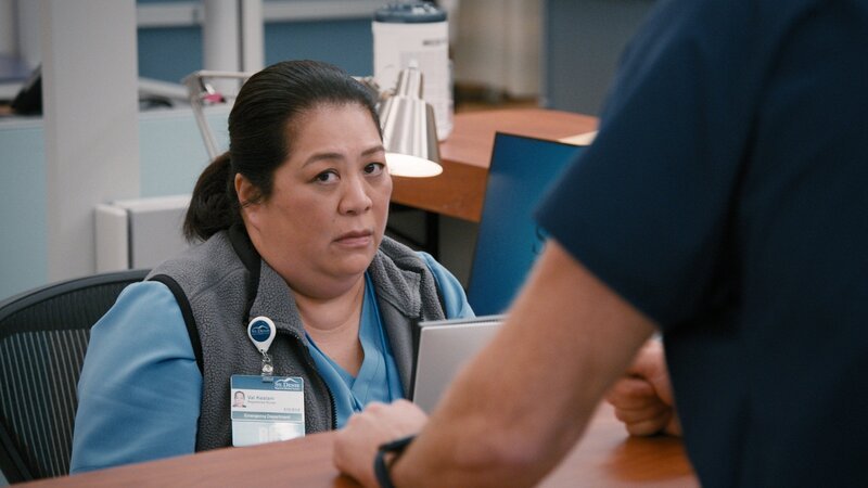 Kaliko Kauahi als Val -- (Photo by: NBC) – Bild: NBC /​ Ron Batzdorff