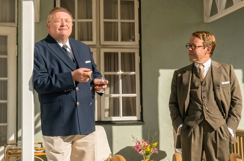 Otto Frigh (Bjarne Henriksen, li.), August Molin (Soren Saetter-Lassen, re.) – Bild: WDR/​Mike Kollöffel