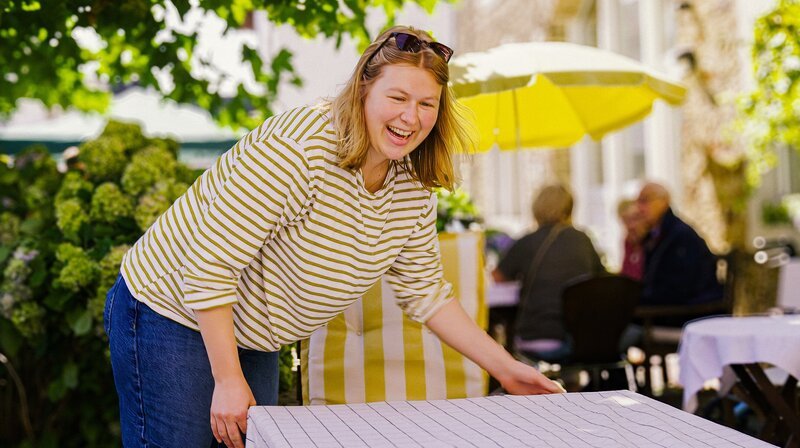 Anna Moog beim Vorbereiten des Festes auf ihrem Hof. – Bild: rbb/​ITV