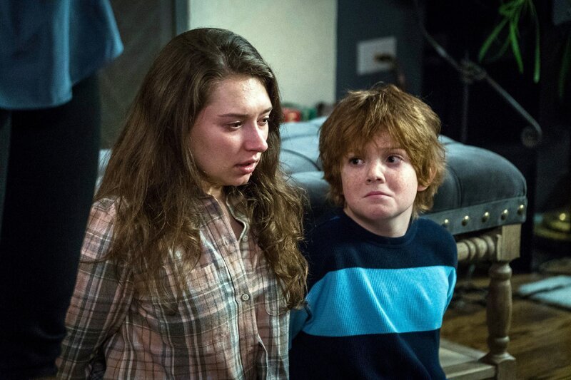 Todesangst: Tess Crivello (Cole Bernstein) und ihr Bruder Luca Crivello (Jack Gore) sind Opfer einer brutalen Geiselnahme. – Bild: RTL /​ NBC Studios /​ Michael Parmalee