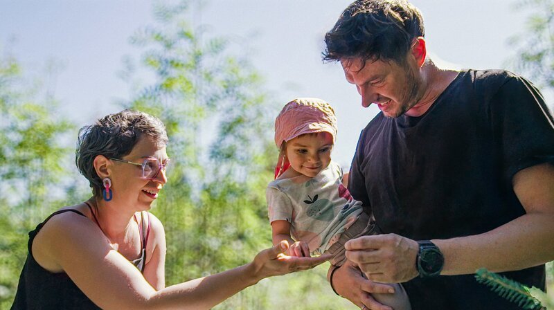 Stella und Andi mit Tochter Zoe auf ihrem Campingplatz. – Bild: rbb/​ITV
