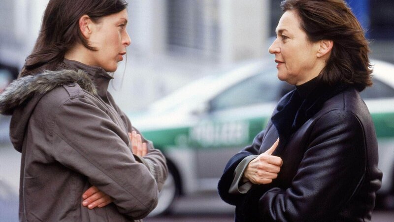 Die Chefin der Autobahnpolizei, Anna Engelhardt (Charlotte Schwab, re.), und ihre kleine Schwester Christina (Friderikke-Maria Hörbe) stehen vor einer harten Zerreissprobe. Hat Christina wirklich nichts mit dem Mord und dem Drogenschmuggel zu tun, der ihr von der Staatsanwaltschaft vorgeworfen wird? – Bild: MG RTL D /​ Guido Engels