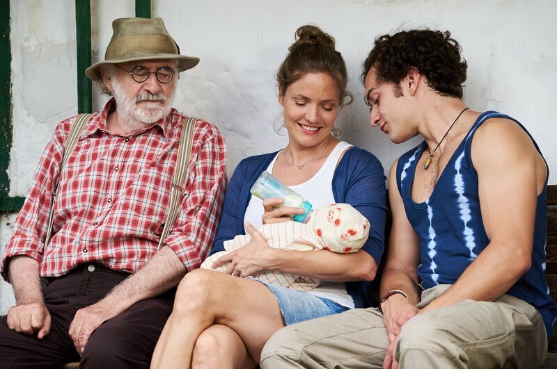 Das Findelkind begeistert nicht nur Lena (Patricia Aulitzky), sondern auch Leo (Fred Stillkrauth, l.) und Basti (Raban Bieling) sind von dem Säugling angetan. – Bild: ZDF und Marco Nagel