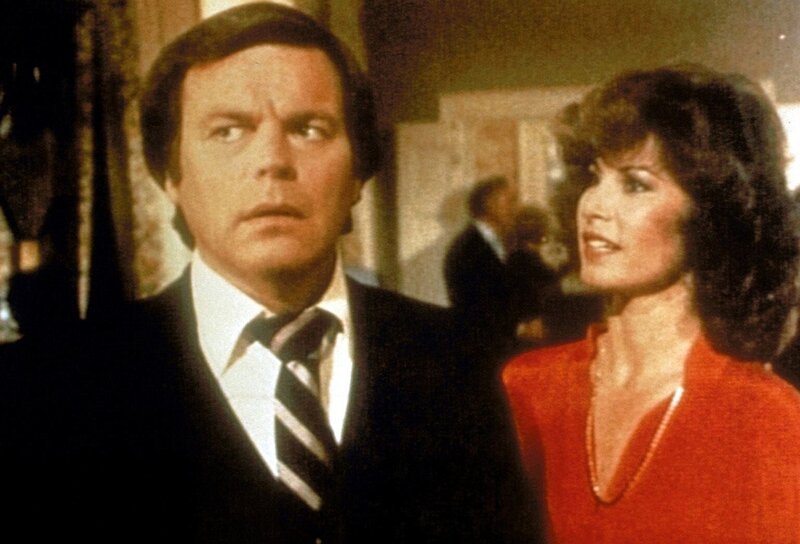 Jennifer (Stefanie Powers, r.) und Jonathan Hart (Robert Wagner) kommen einem Wettschwindel auf die Spur und geraten dabei ins Visier eiskalter Gauner … – Bild: ProSieben Media AG