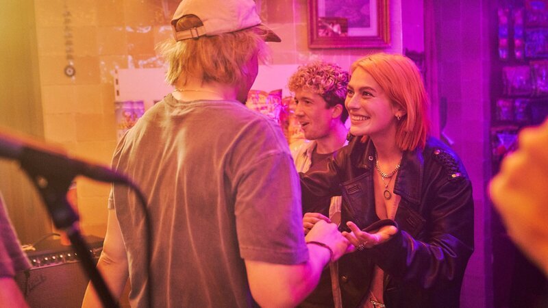 Fred (Wilson Gonzalez, l.) erhofft sich eine musikalische Zusammenarbeit mit Alli Neumann (Alli Neumann, r.), während Moritz (Maximilian Mundt, M.) die Party im Späti genießt. – Bild: ZDF und Norman Keutgen