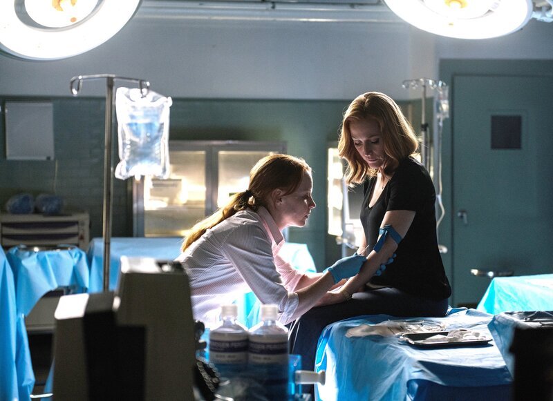 Wird es Agent Einstein (Lauren Ambrose, l.) gelingen, mit Hilfe von Scullys (Gillian Anderson, r.) Blut die Menschheit zu retten oder fällt sie zuvor selber dem sonderbaren Virus zum Opfer? – Bild: Fox and its related entities