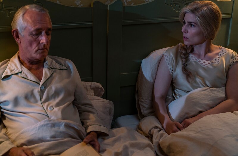 Hjalmar Aurland (Peter Hesse Overgaard, r.) und Helene Aurland (Cecilie Stenspil, l.). – Bild: WDR/​Mike Kollöffel