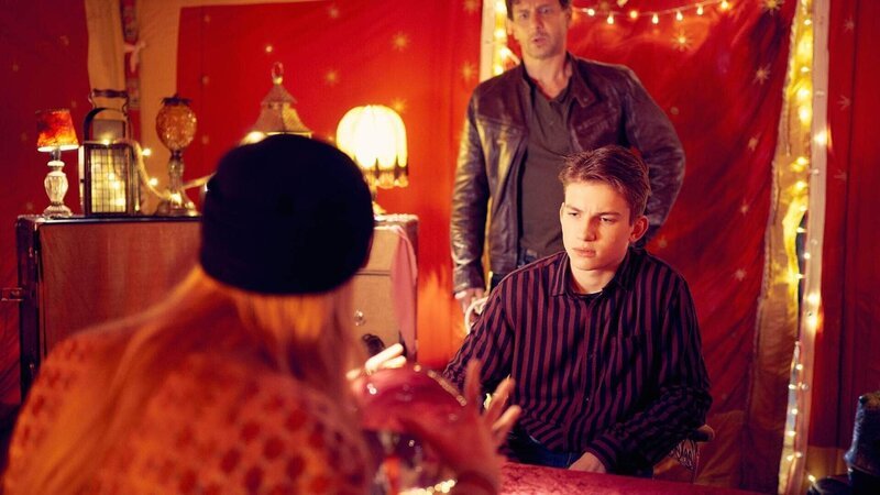 Anna (Lili Budach) wollte gerade ihrem Schwarm Marc (Luke Matt Röntgen, r.) die Zukunft voraussagen, aber die Rechnung hat sie ohne den Vollmer (Hendrik Duryn) gemacht … – Bild: RTL /​ Frank Dicks