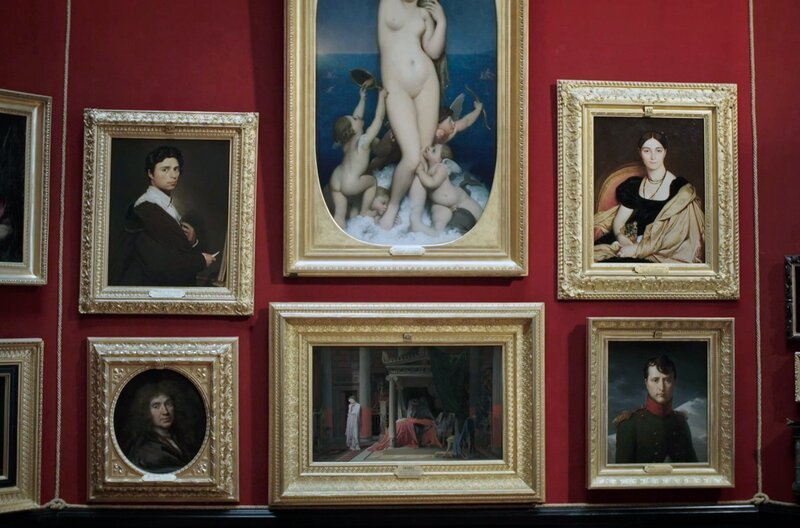 Ausstellungsansicht mit Jean-Auguste-Dominique Ingres’ Porträt von Antonia Duvaucey de Nittis in der Sammlung des Musée Condé in Chantilly. – Bild: Chaumet/​Schuch Productions