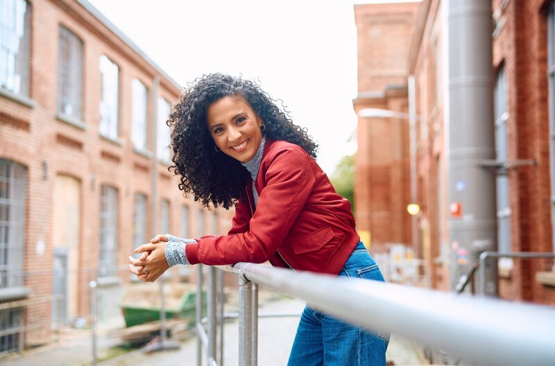 MITTELDEUTSCHER RUNDFUNK Siham El-Maimouni – ttt – titel, thesen, temperamente – Moderatorin Siham El-Maimouni – Bild: MDR/​Hagen Wolf