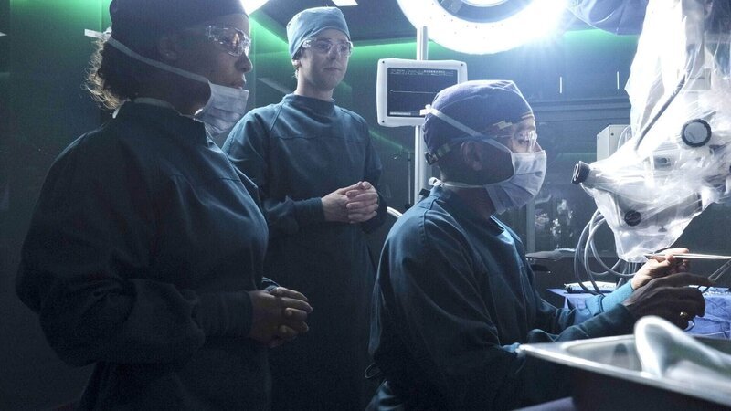 Dr. Claire Browne (Antonia Thomas), Dr. Shaun Murphy (Freddie Highmore, M.), Dr. Marcus Andrews (Hill Harper) – Bild: MG RTL D