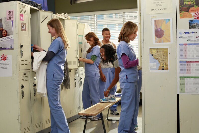 Die neuen Anfänger werden in all die Dramen des Seattle Grace involviert: Leah (Tessa Ferrer, l.), Stephanie (Jerrika Hinton, 2.v.r.), Jo (Camilla Luddington, 2.v.l.), Shane (Gaius Charles, M.) und Heather (Tina Majorino, r.) … – Bild: American Broadcasting Companies, Inc.