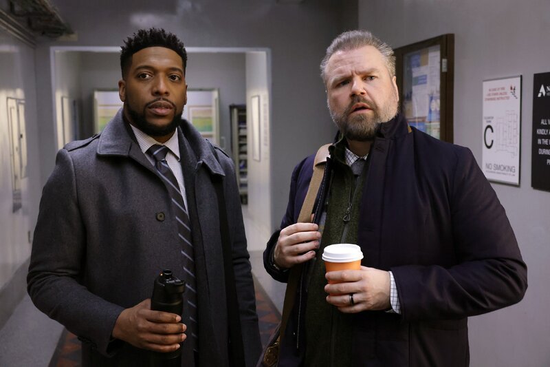 Dr. Floyd Reynolds (Jocko Sims, l.) und Dr. Iggy Frome (Tyler Labine) – Bild: Episodic /​ Will Hart/​NBC /​ Karaoke-Abend