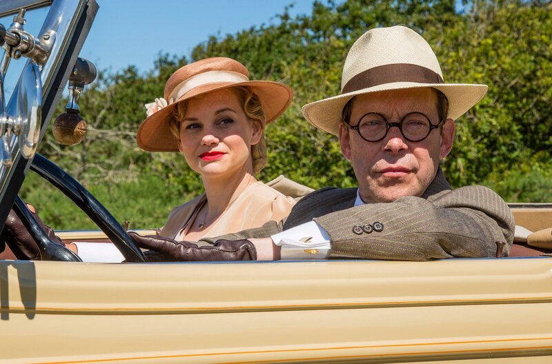 Alma Molin (Lisa Werlinder, l.) und August Molin (Soren Saetter-Lassen, r.). – Bild: WDR/​Mike Kollöffel