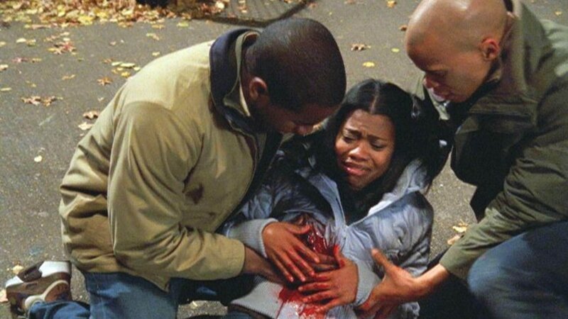 Naomi (Monique Lea) wird von einem Mitglied einer Gang angeschossen. Isaiah (Abraham Amkpa, l.) und Ty (Peterson Townsend) versuchen, ihr zu helfen, und wissen noch nicht, welches Schicksal auf sie wartet. – Bild: RTL/​USA Network