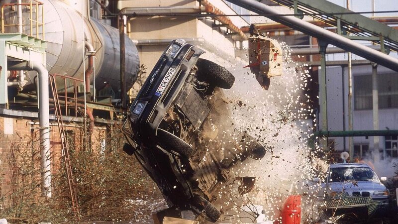 Bei der Verfolgungsjagt im Industriegelände verliert Krüger (Bernd Michael Lade) die Kontrolle über seinen Wagen. – Bild: Foto: MG RTL D /​ Guido Engels