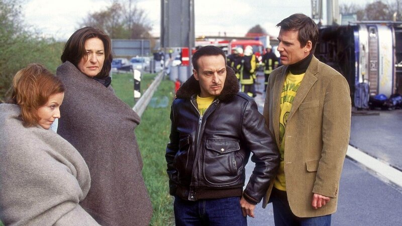 (v.li.) Andrea (Carina Wiese), Engelhardt (Charlotte Schwab), Semir (Erdogan Atalay) und Tom (Rene Steinke) rätseln über die Ursache des Bremsversagens. – Bild: MG RTL D /​ Guido Engels