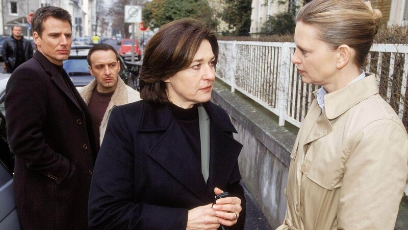 Anna Engelhardts (Charlotte Schwab) kleine Schwester gerät in Verdacht, Kokain geschmuggelt und einen Mann ermordet zu haben. Die Staatsanwältin Schrankmann (Kerstin Thielemann) verdächtigt sie als Mitwisserin und warnt Tom (René Steinke) und Semir (Erdogan Atalay) davor, ihrer Chefin zu helfen. – Bild: MG RTL D /​ Guido Engels