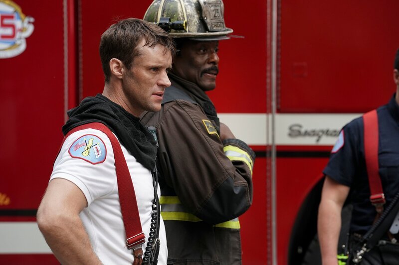 Chicago Fire Staffel 7, Folge 1  Erschöpft vom Einsatz: Jesse Spencer als Matthew Casey,  Eamonn Walker als Chief Wallace Boden. – Bild: SRF/​NBC Universal
