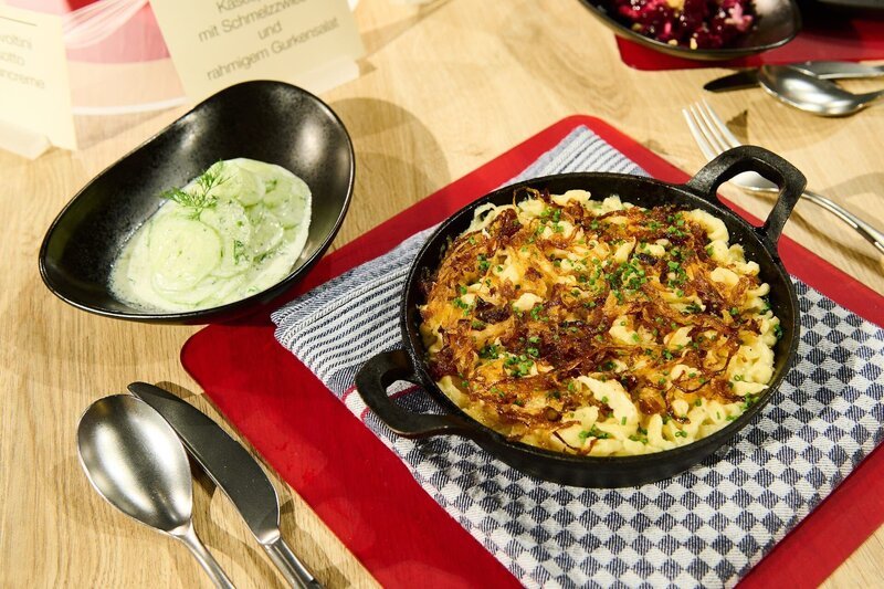 Leibgericht: Käsespatzen mit Schmelzzwiebeln und rahmigem Gurkensalat von Magdalena „Leni“ Knoll – Bild: ZDF und Gunnar Nicolaus