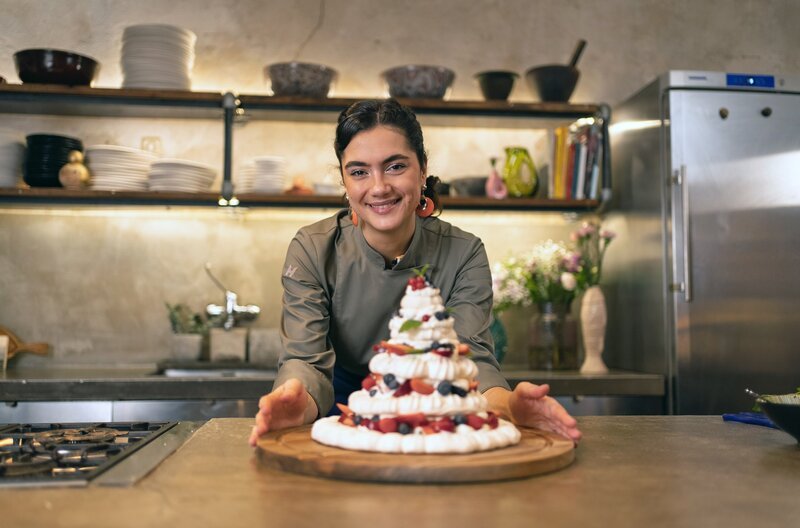 Die Baiser-Torte Pavlova zählt zu den Lieblingsrezepten von Köchin Lucie. – Bild: Benjamin Wistorf