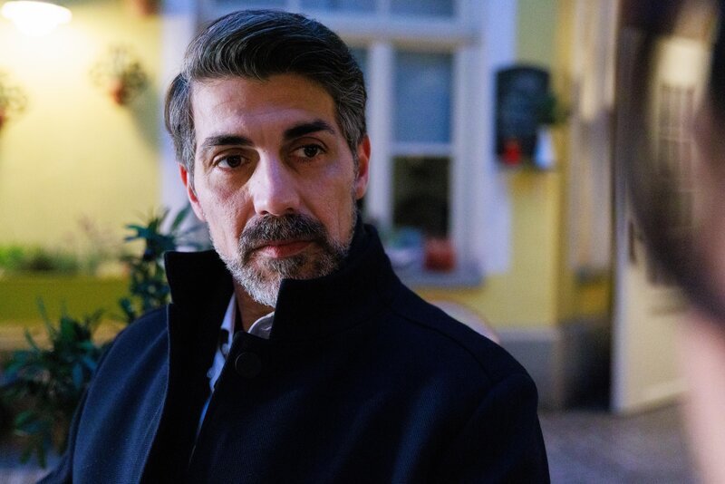 Ferhat (Harun Yildirim) ist fassungslos, als er den wahren Grund für Danas Aufschub erfährt. – Bild: RTL /​ Sebastian Meyer /​ (K) ein Ring für Ute