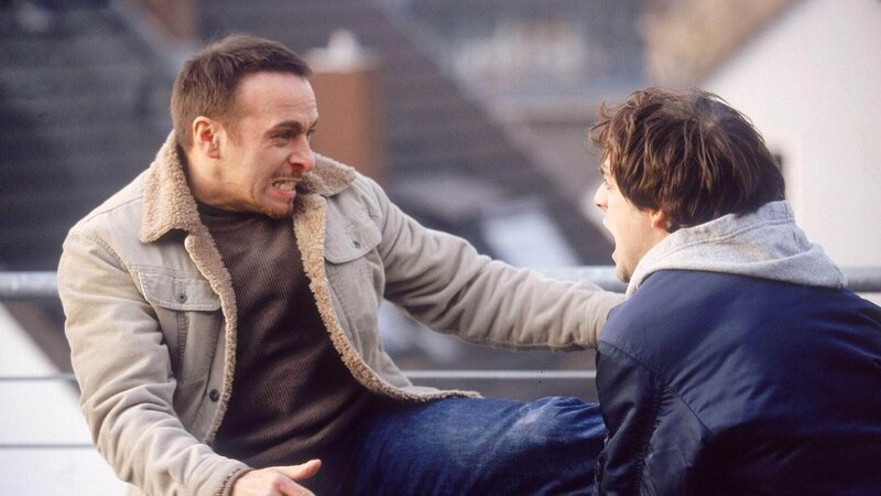 Semir (Erdogan Atalay, li.) wehrt sich gegen seinen Angreifer Matuscheck (Torsten Hammann), der ihm von Ricks auf den Hals gehetzt wurde. – Bild: Foto: MG RTL D /​ Martin Kurtenbach