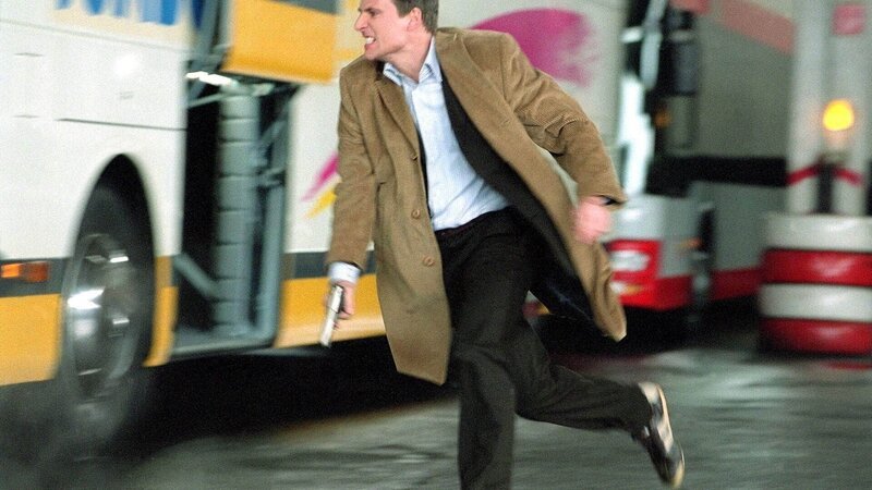 Tom (Rene Steinke) und sein Kollege Semir nehmen die Verfolgung der Gangster auf … – Bild: MG RTL D