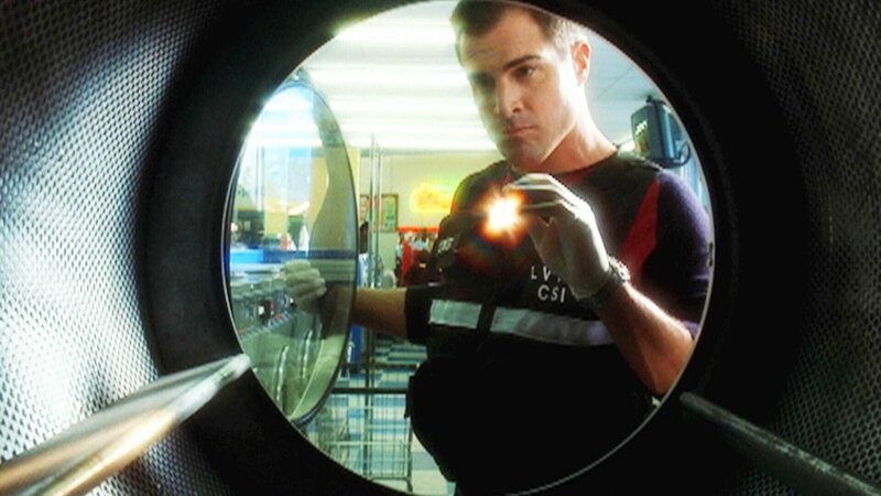 Nick (George Eads) kommt schnell dahinter, dass der Junge in einem Industriewäschetrockner gestorben ist. – Bild: TVNOW /​ CBS