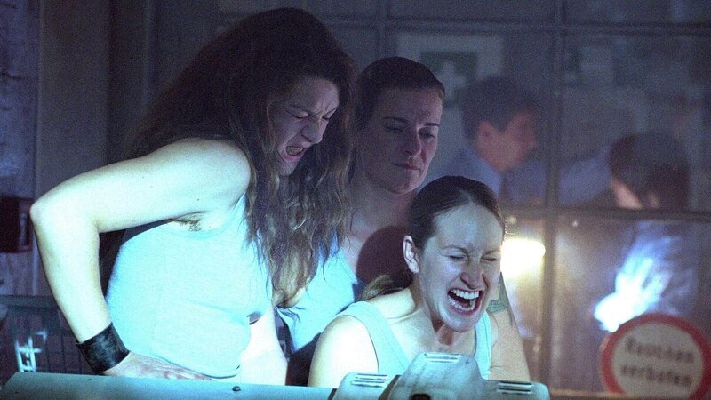 Godzilla (Carrie Anne Hampel, li.) und Gerda (Tina Baumann, 2.v.li.)haben auf Kalles (Isabelle Höpfner) Rückkehr aus dem Krankenhaus gewartet, weil sie noch eine Rechnung mit ihr offen haben. Selbst die Beamten schauen weg, als die Frauen sich an Kalle rächen … – Bild: TVNOW