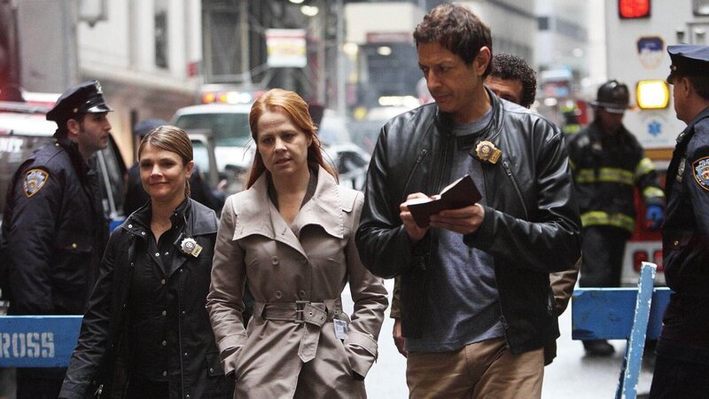 Detective Eames (Kathryn Erbe, l.), Agent Martino (Deirdre Lovejoy) und Detective Nichols (Jeff Goldblum) vermuten, dass sie es bei dem Mord an dem Chef einer Bank mit Lynchjustiz zu tun haben. – Bild: RTL/​USA Network/​Eric Liebowitz