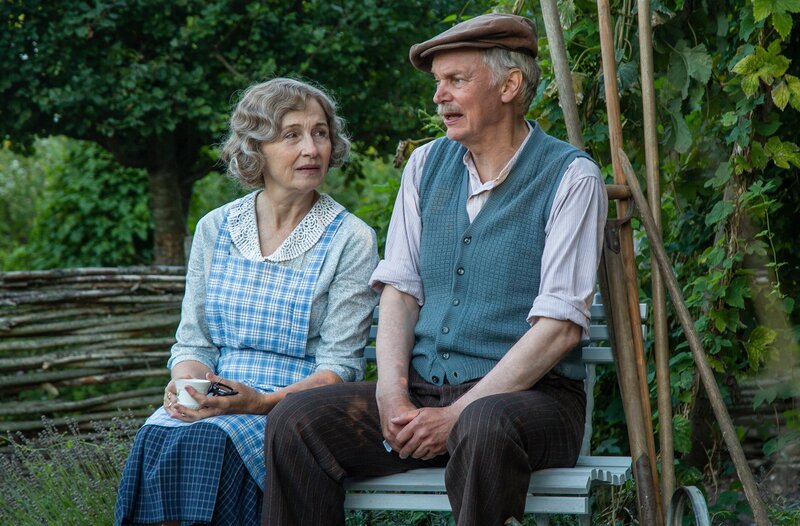 Molly Andersen (Bodil Jørgensen, li.) und Peter Andreas Kjær (Kristian Halken, re.) – Bild: WDR/​Mike Kollöffel