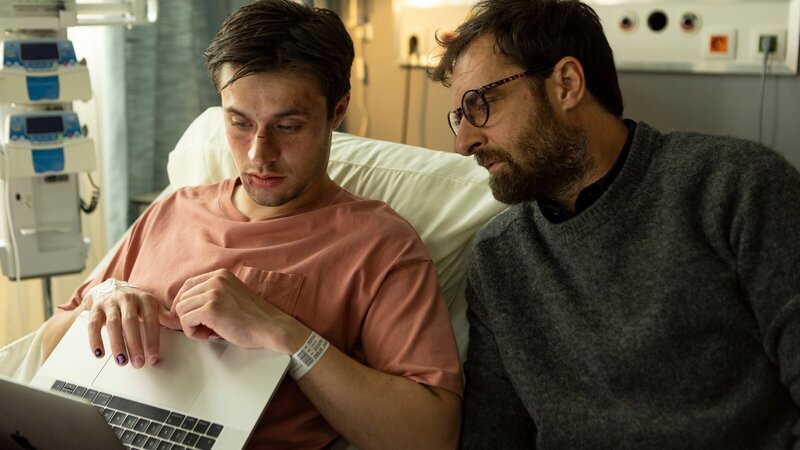 Lucas (Gijs Blom, l.) erholt sich im Krankenhaus in Amsterdam von den Folgen eines Überfalls. Etienne (Grégory Montel, r.) besucht ihn. – Bild: ZDF und Submarine