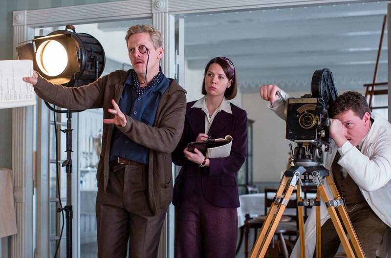 v.l.n.r.: Gerhard Flügelhorn (Thure Lindhardt), Amanda Berggren (Amalie Dollerup) und Fotograph Akselsen (Ari Alkesander). – Bild: WDR/​Mike Kollöffel