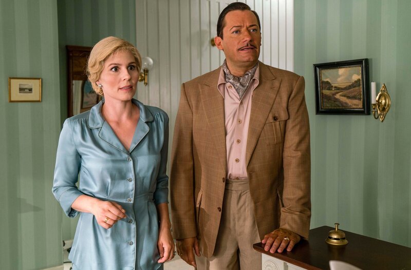 Helene Weyse (Cecilie Stenspil, li.), Edward Weyse (Jens Jakob Tychsen, re.) – Bild: WDR/​Mike Kollöffel