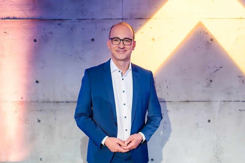 Moderator Christian Nitsche. – Bild: Vera Johannsen /​ BR /​ BR/​Vera Johannsen