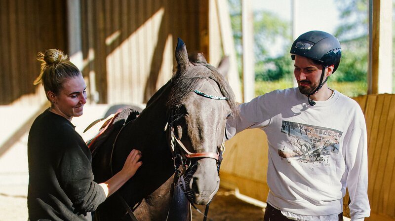 Pascal und Alina mit ihrem Pferd bei Pascals erster Reitstunde. – Bild: rbb/​ITV