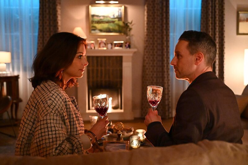 Gabriella (Bianca Hein) und Kilian (Marc Dumitru) genießen ihren Abend und die neue Qualität ihrer Intimität. – Bild: RTL /​ Julia Feldhagen /​ Aufschlag Gabriella