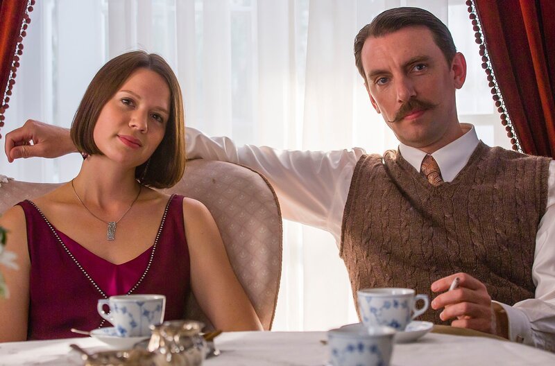 Amanda Berggren (Amalie Dollerup, l.) und Grev Ditmar (Mads Wille, r.). – Bild: WDR/​Mike Kollöffel