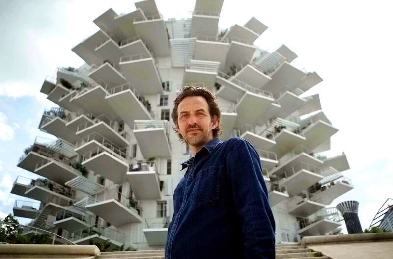 Balkone ragen aus der Fassade wie Blätter aus den Zweigen eines Baums: Der Architekt Nicolas Laisné hat in Montpellier ein Hochhaus mit dem poetischen Namen „L’arbre blanc“ entworfen. – Bild: HR /​ Jim Günther