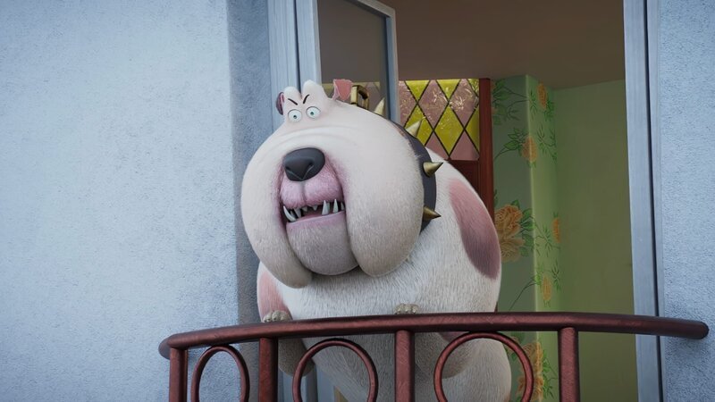 Hündin Bertha will das Haus nicht mehr verlassen, weil sie Angst vor Vögeln hat. Vom Balkon aus dirigiert sie die Rettungsaktion der Coop Troop. – Bild: KiKA/​KiKA/​Sixteen South/​Mikros Animation IP/​Tencent