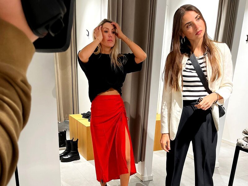 Kandidatin Jenny (l.) und ihre Shoppingbegleitung Ekaterina Leonova. – Bild: RTL /​ Constantin Ent.