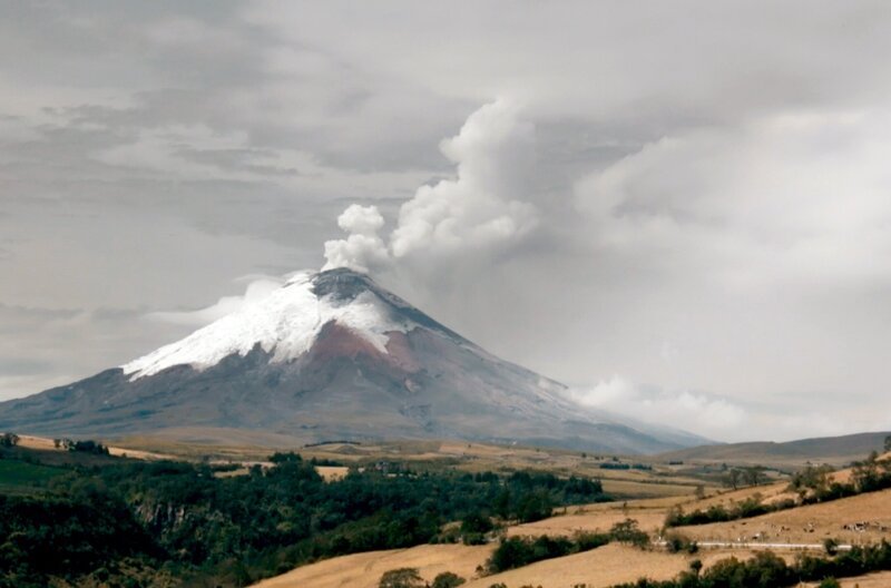 Der Gipfelgletscher des Cotopaxi in den ecuadorianischen Anden wird ständig überwacht: Bei einem Ausbruch schmilzt das Eis und es bilden sich Schlammlawinen, sogenannte Lahars, die verheerende Schäden anrichten können. – Bild: Picasa
