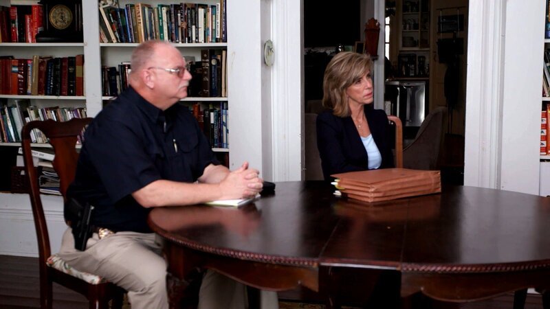 Kelly Siegler (r.) und der Vater der Opfers. – Bild: RTL /​ Magical Elves, LP and Wolf Reality, LLC.